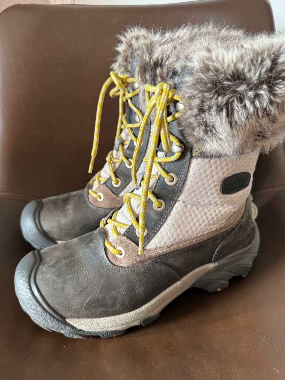 Keen insulated leather waterproof winter boots with faux fur trim, size 8.5 - Picture 3 of 7